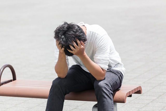 悩む男性